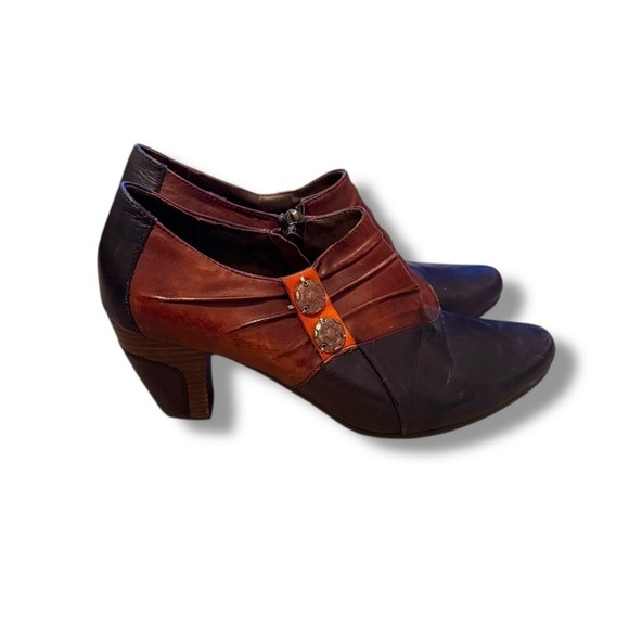 LArtiste by Spring Step Shoes - L'Artiste Spring Step Joella‎ Shoes Size 39 Brown Leather Heels Button Detail